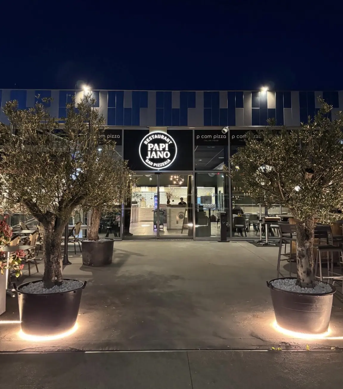 Entrée et terrasse du restaurant Papi Jano